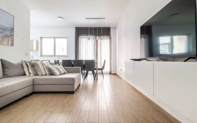 Jaffa- Beautiful 3 Bedroom Apartment Best Location