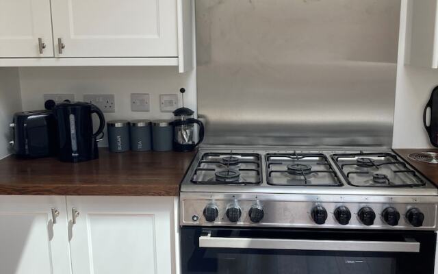 Lovely 4-bed House in Central Wolverhampton