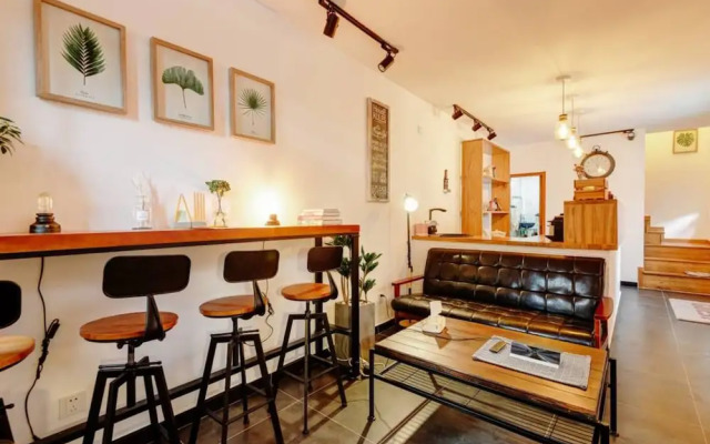 Welcome Home Courtyard - White Boutique