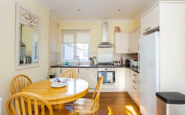 Peaceful 2 Bedroom Apartment in Affluent Fulham