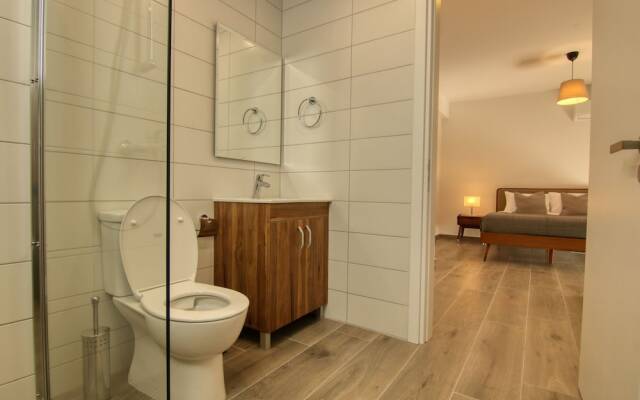 Phaedrus Living Coral Suites Bliss