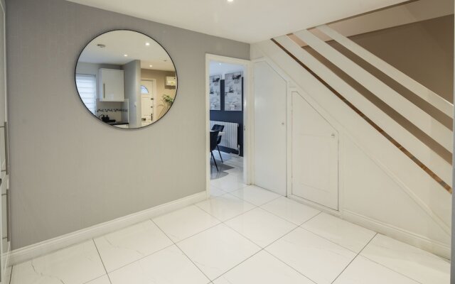 Charming 2-bed House in Central