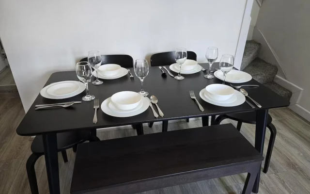 4 Bed-sleeps 9-private Garden-free Parking