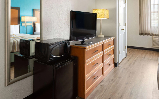 La Quinta Inn by Wyndham Pittsburgh Airport