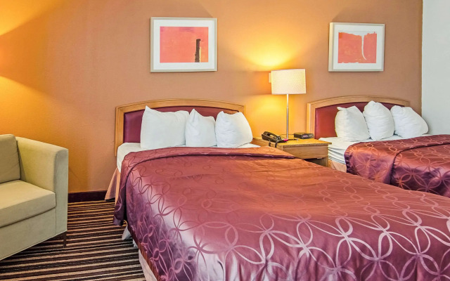 Econo Lodge Inn & Suites Norton