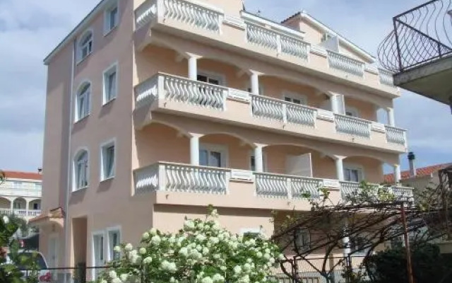 Rooms and Apartments Ana