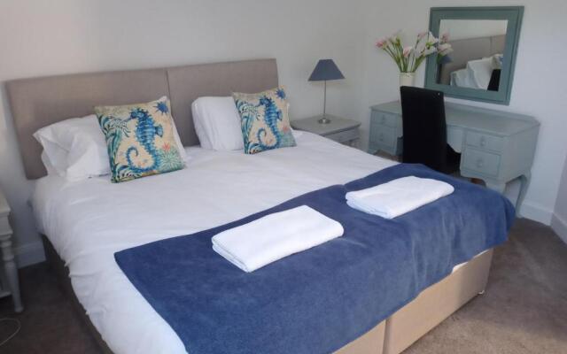 5 Bedrooms/sleeps 10-12/free Wifi & Parking/garden
