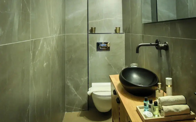 Stylish 3BR Apt with Patio in the City