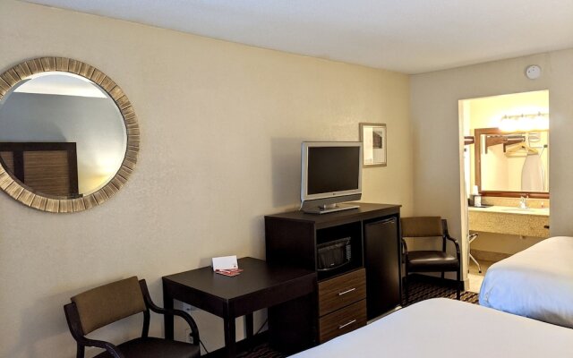 Travelers Inn & Suites Forest City