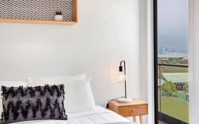 Takapuna Contemporary 2BR with Carpark