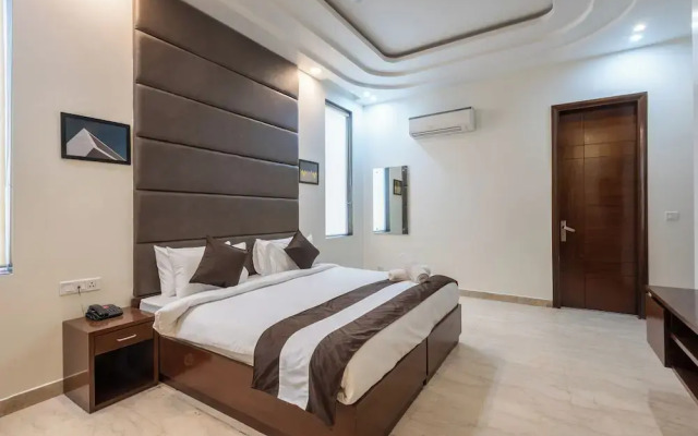 Saavi Hotel Sector- 46