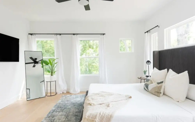 Modern DT Luxury - Rooftop City Views