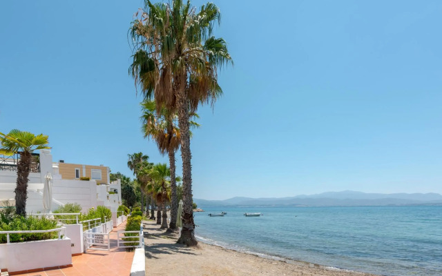 Beachfront Modern Apartment
