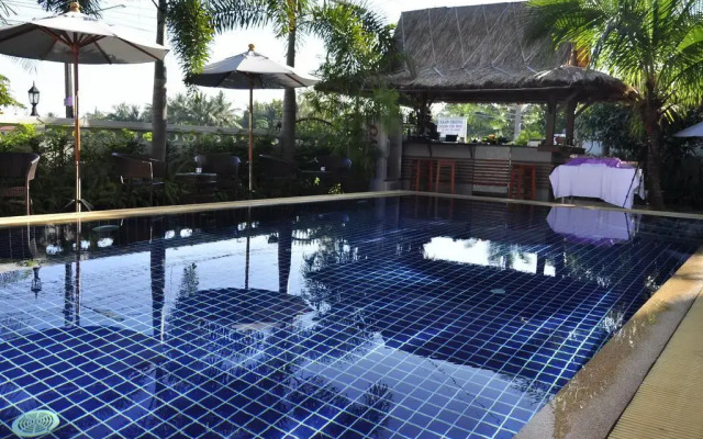 Baan Chayna Lounge Resort