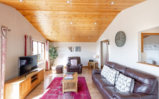 Woodpecker Lodge With Hot Tub Near Cupar, Fife