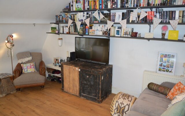 Top Floor Central 2 Bedroom Apartment