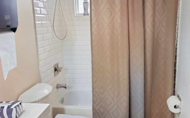 Colline-Single Room- Self Check-In