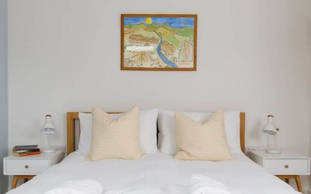 Pretty Coastal Home in Bosham Close to Water