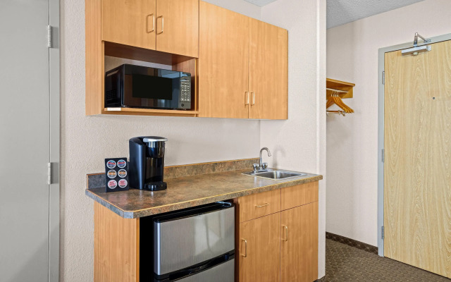 Days Inn & Suites by Wyndham Winkler