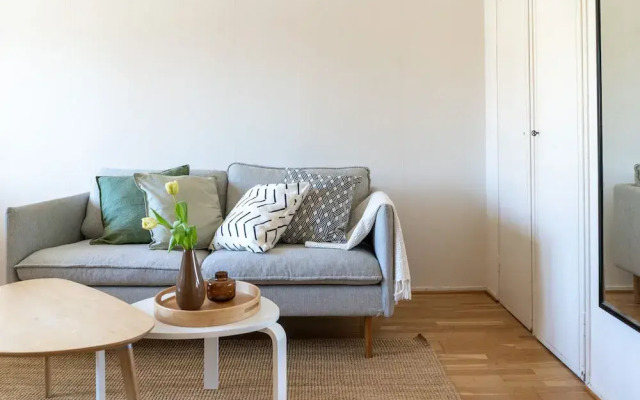 2 Bedroom apartment Steps from the Metro