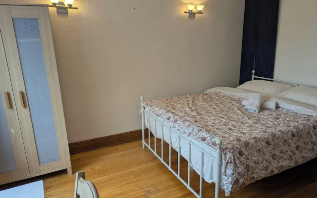 Apartment near Metro Monk Station