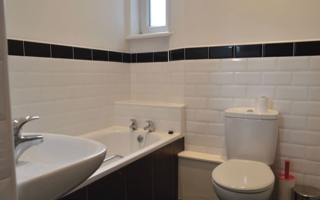 Modern 2 Bedroom Dalry Apartment