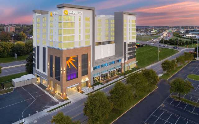 La Quinta Inn & Suites by Wyndham Nashville Downtown / Stadium