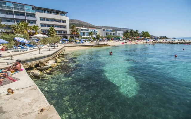 Inviting 2-bed Apartment in Podstrana