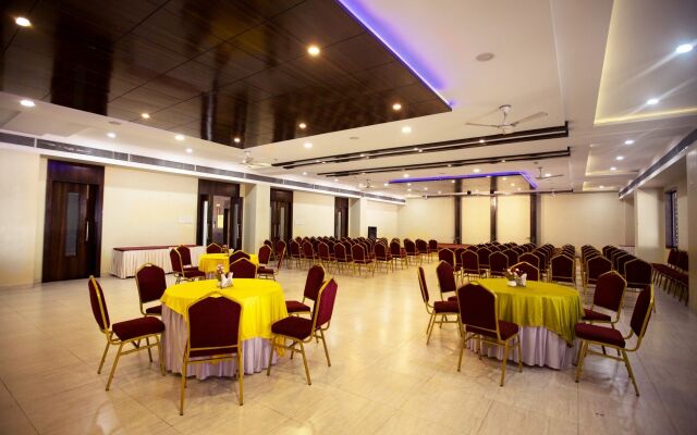 FabHotel Bee Town A.B Road