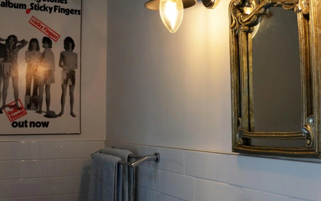 Willow Cabin – Bathroom – Beechmont