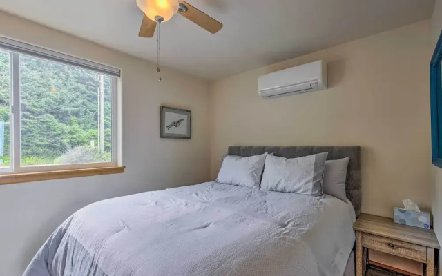 Yachats Gem w/ Private Balcony & Ocean Views!