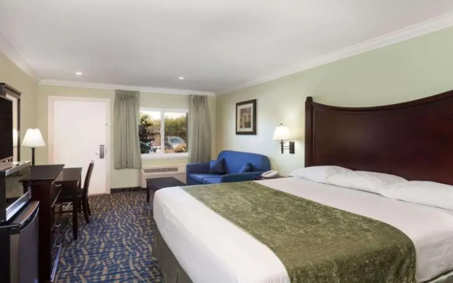 Travelodge by Wyndham Orange County Airport/ Costa Mesa