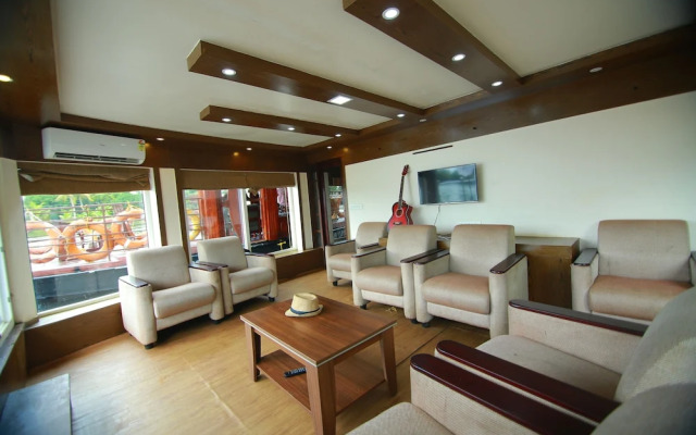 OYO 13525 HouseBoat My Trip Deluxe 3 BHK Private