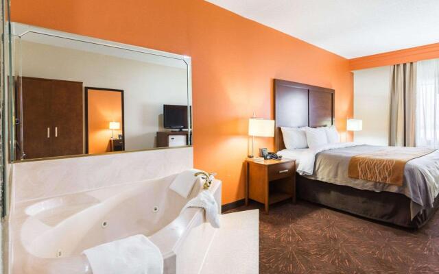 Econo Lodge Inn & Suites East