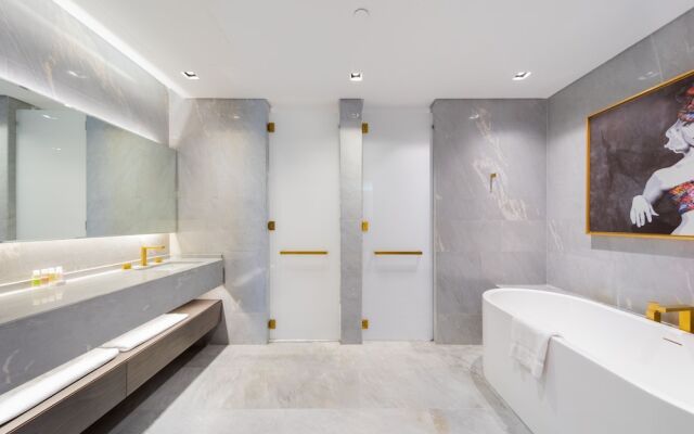 Platinium- FIVE Residences ?