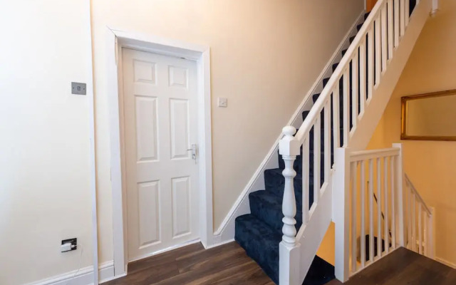Captivating 5-bed House in Liverpool With Parking