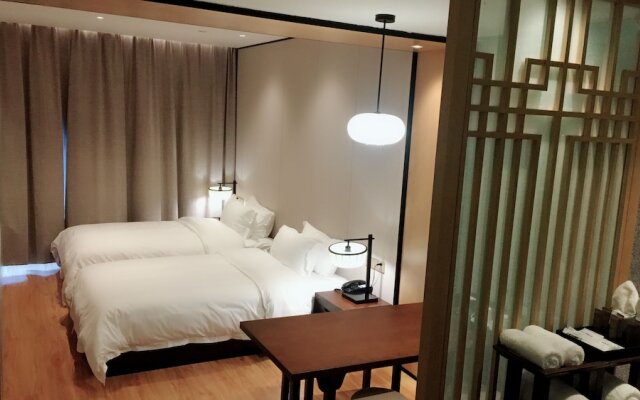 Le Moment City Resort Hotel