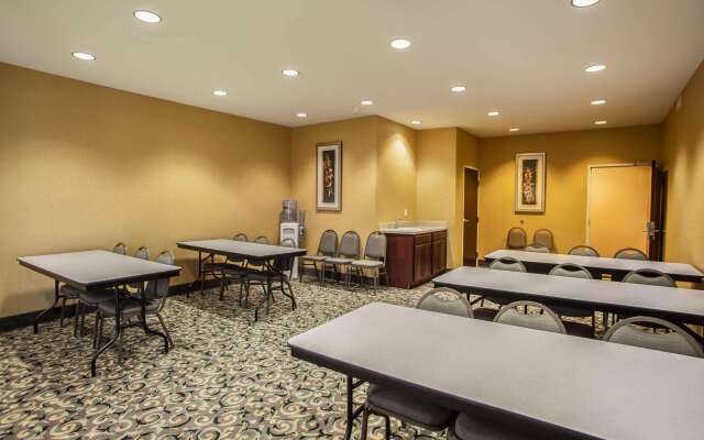 Comfort Suites Bloomington I-55 and I-74