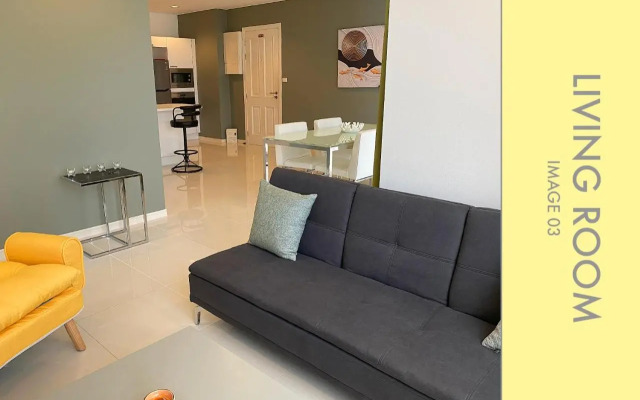 Stylish Condo w. Pool View 2F