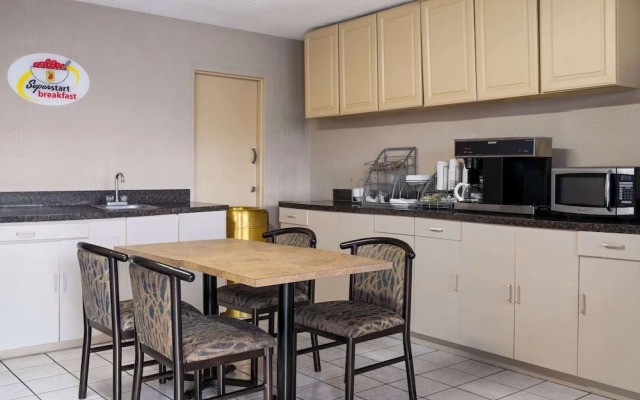 Super 8 by Wyndham Youngstown/Girard