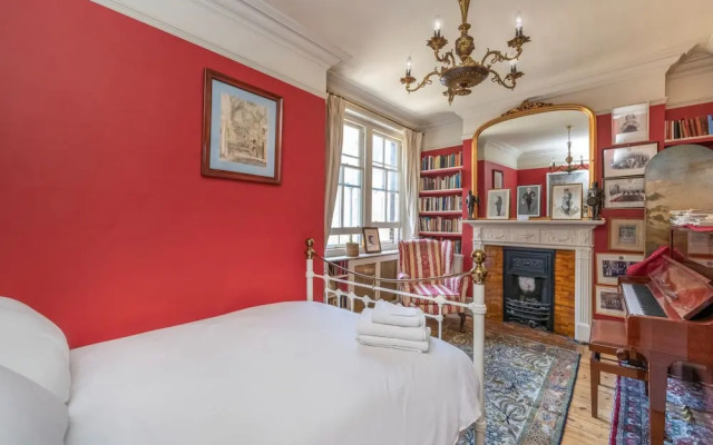 The Grand Old Boy - Marylebone - by Frankie Says