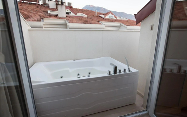 The PINEHILL Hotel & Suites