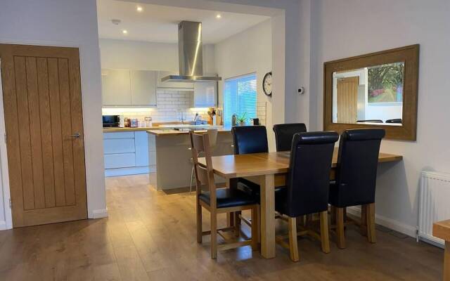 Luxury 2 bed Apartment Golden Triangle w Parking