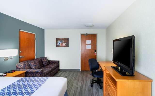 Econo Lodge Inn & Suites University