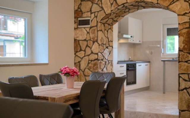 Awesome Home in Jadreski With 4 Bedrooms and Wifi