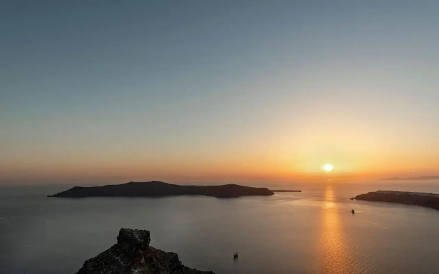 Pearl on the Cliff Hotel & Suites