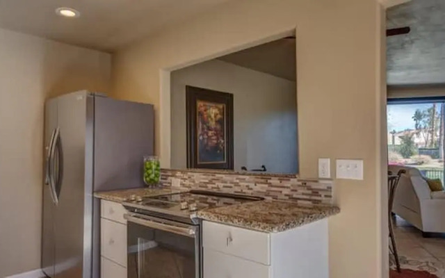 Stylish Condo With Golf Course Views