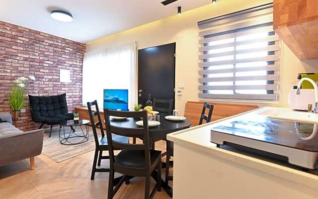 Anil's house - מתחם צימרים עם בריכה מקורה ומחוממת Zimmer with heated swimming pool