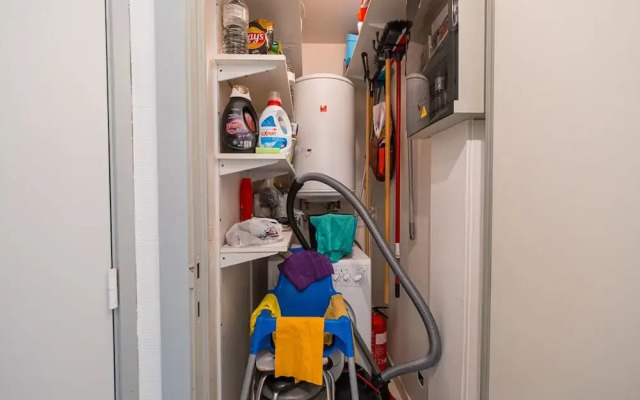 Flat Near Zeedijk With Side sea Views