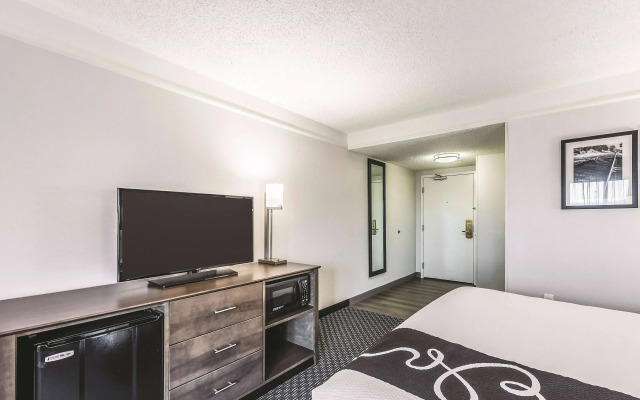 La Quinta Inn & Suites by Wyndham Cincinnati Sharonville